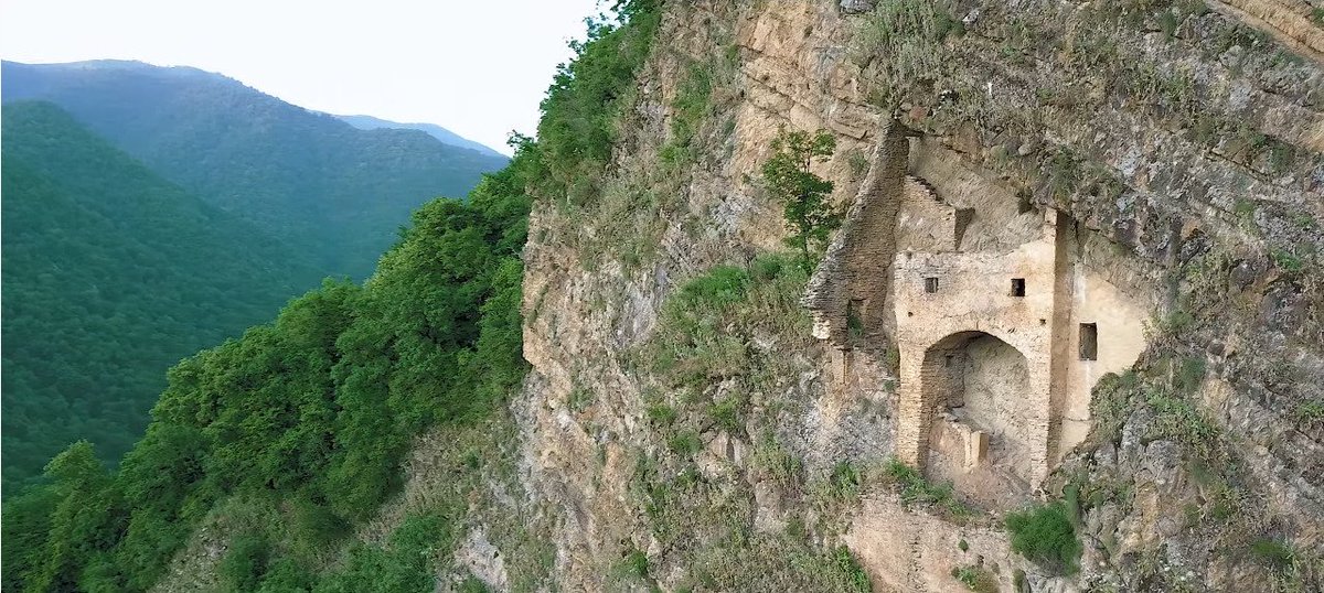 Khám phá bí ẩn đằng sau lâu đài Parigala trên vách núi