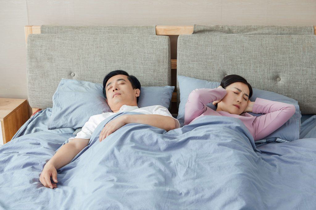 Sự cáu kỉnh với bạn đời khi họ khiến bạn ngủ không yên có thể làm hủy hoại mối quan hệ.