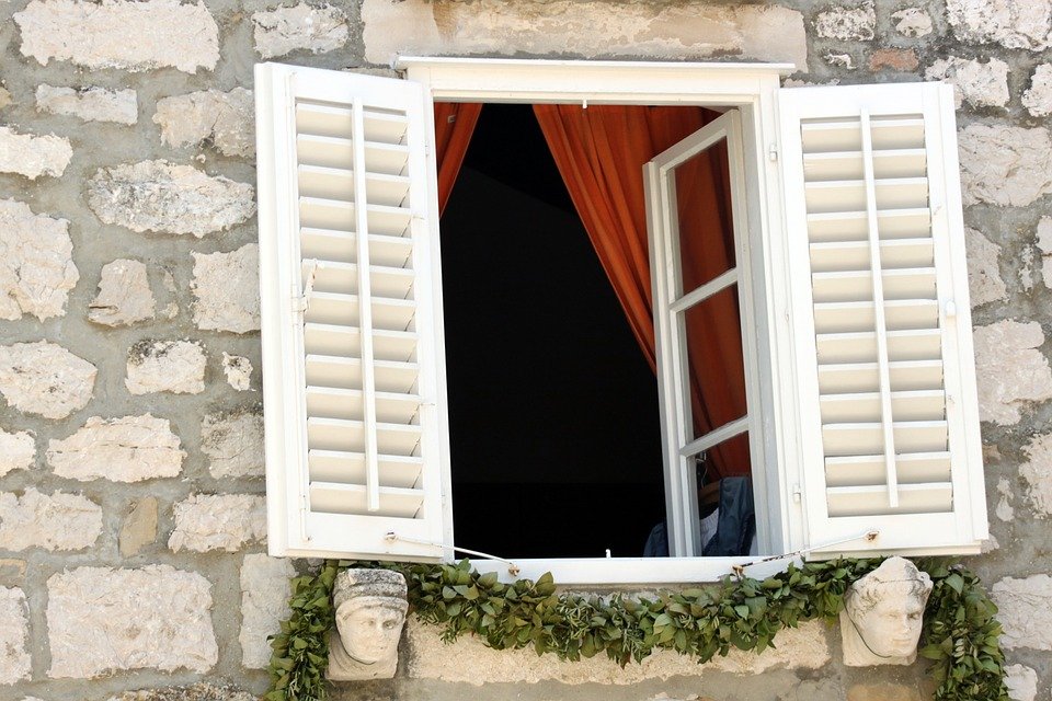 Không nên đặt cửa sổ ở nơi tài vị vì sẽ làm cho vận khí tốt trong nhà bị “chảy đi mất