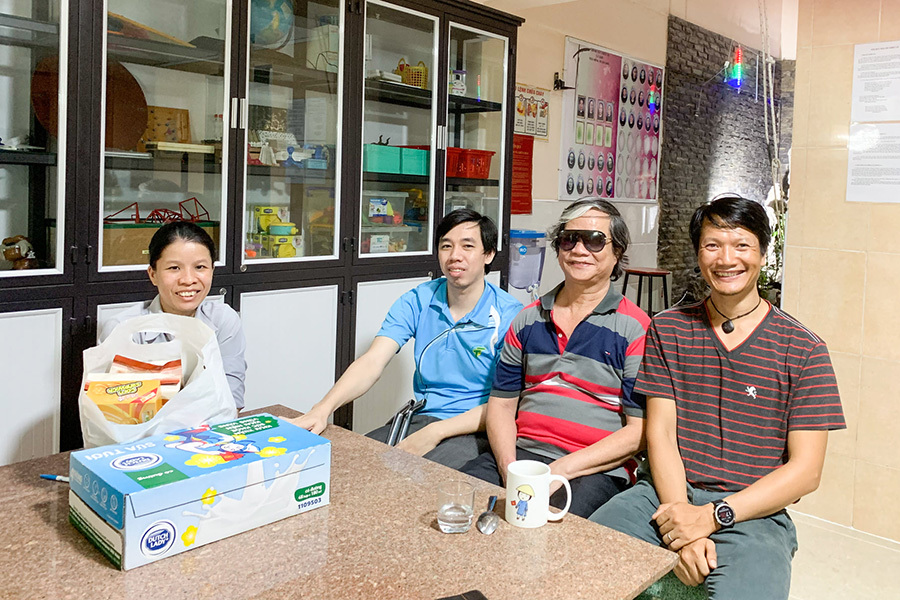 Anh Lâm cùng những người trong tổ chức hỗ trợ cộng đồng người khiếm thị Việt Nam và những người bạn