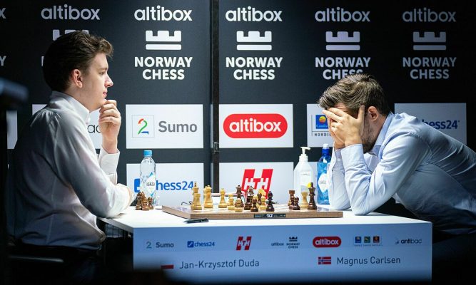 Vua cờ Magnus Carlsen bất ngờ bị Jan-Krzysztof Duda loại ở bán kết Cúp thế giới